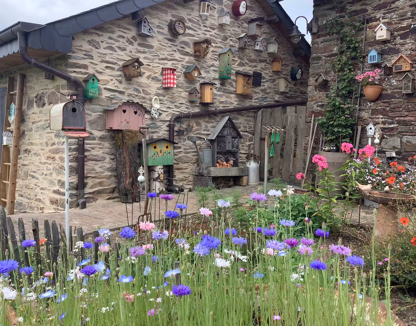 Parler d'un séjour, poser une question, réserver simplement